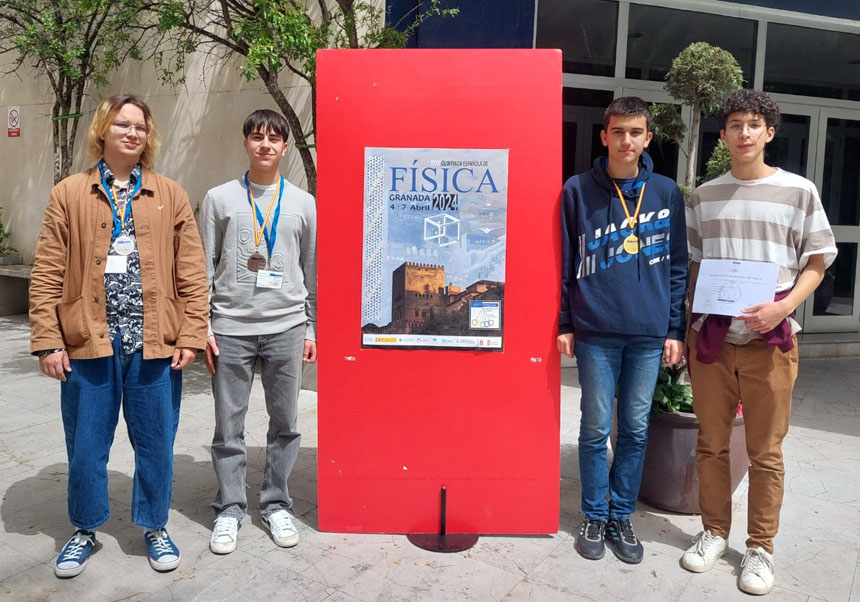 Carlos Calderón, Olaf Imiolek, Alberto Carpano y Luis David Minuesa, estudiantes de bachillerato formados por la Universitat de València y premiados en la fase nacional de la Olimpiada de Física 2024.